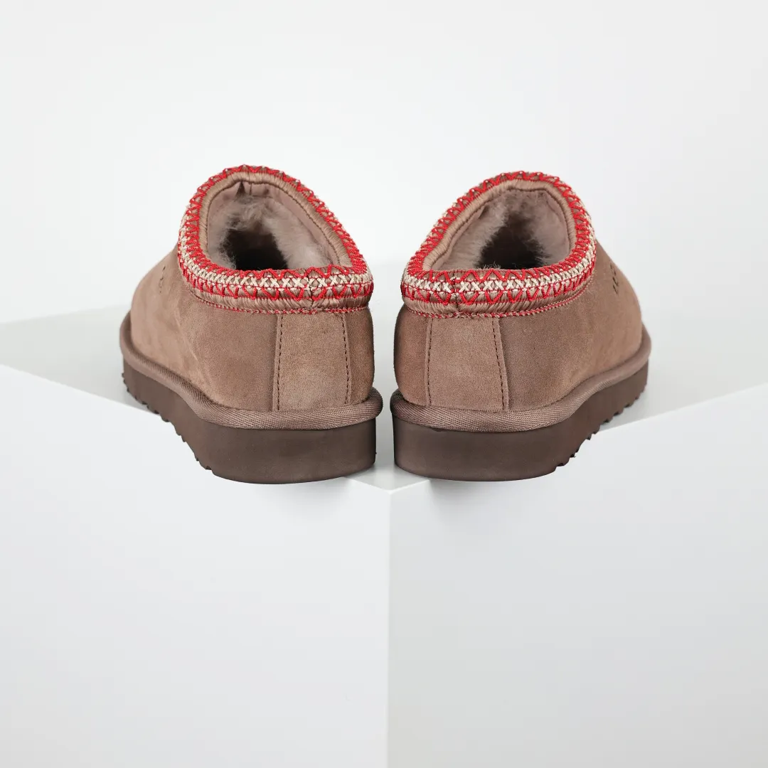 Copy price 💰540 Core recommendation Good price 5cm thick sole, independently developed original outsole, cashmere insole, keeping warm in winter, suitable for home use. In the new year, uug launched a style series, which is partially geared towards the preferences of young consumers. It has also moved to the forefront of fashion trends. Shoe body material, water-repellent coated suede upper, 17 mm UGGPURE™ implanted wool insole, lightweight non-slip and comfortable rubber outsole, with brand LOGO and trademark, with full package Size: 35 36 37 38 39 40 41 42 43 44 45